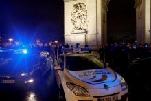 Des policiers manifestent devant l'Arc de Triomphe, le 14 décembre 2020 à Paris