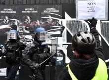 Un manifestant face aux forces de l'ordre lors de la manifestation contre la loi Sécurité globale, le 5 décembre 2020 à Paris