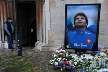 Un portrait de l'ancien international de rugby Christophe Dominici lors de ses obsèques, le 4 décembre 2020 à Hyères