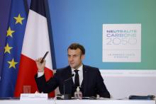 Le président Emmanuel Macron lors d'une visioconférence sur le climat à l'Elysée à Paris, le 12 décembre 2020