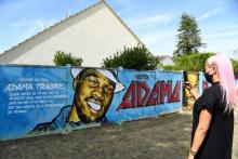 Fresque en hommage à Adama Traoré sur un mur à Beaumont-sur-Oise le 18 juillet 2020