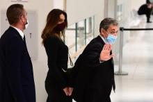 Nicolas Sarkozy, accompagné de son épouse Carla Bruni, quitte le tribunal de Paris le 9 décembre 2020