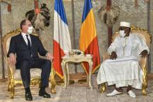 Le Premier ministre Jean Castex (G) et le président tchadien Idriss Deby lors d'un entretien à Amdjarass (est), le 31 décembre 2020
