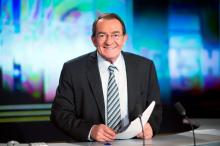 Jean-Pierre Pernaut, mythique présentateur du journal de 13h sur TF1, le 12 février 2015 dans un studio à Boulogne-Billancourt