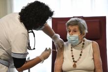 Vaccination d'une pensionnaire d'un EHPAD de Bobigny, le 30 décembre 2020