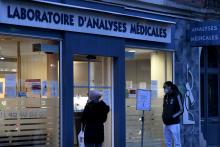 Des patients attendent devant un laboratoire le 22 décembre 2020 à Paris