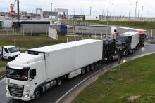 Des camions quittent le terminal de ferry à Calais après avoir traversé la Manche, le 23 décembre 2020