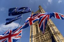 Des drapeaux de l'Union européenne et du Royaume-Uni devant le parlement de Westminster à Londres le 28 mars 2019