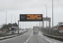 Un camion passe près d'un panneau lumineux indiquant la fermeture de la frontière de l'Angleterre vers la France, le 21 décembre 2020 à Calais