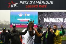 Le Suèdois Björn Goop (1D) célèbre sa victoire dans le Prix d'Amérique à côté de son cheval Face Time Bourbon, le 31 janvier 2021 sur l'hippodrome de Paris-Vincennes