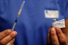 Préparation d'une dose du vaccin Pfizer-BioNTech, dans un EHPAD à Bobigny, le 30 décembre 202.
