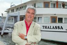 Georges Pernoud pose à bord du voilier "Le Marité" ancré à Port-Vendres en 2004 avant une édition spéciale de Thalassa