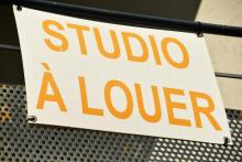 Photo prise le 20 septembre 2017 d'une pancarte indiquant "Studio à Louer" sur la façade d'une résid