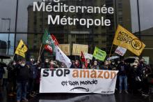 Des militants de l'association Attac manifestent contre l'installation d'un entrepôt Amazon, le 30 janvier 2021 à Fournès, dans le Gard