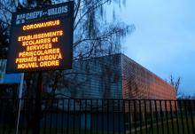 Un panneau lumineux près d'une école fermée, comme toutes les écoles de France, à Crépy-en-Valois, en mars 2020