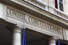 Le Conseil constitutionnel a censuré vendredi l'ordonnance gouvernementale permettant l'utilisation de la visioconférence devant les juridictions pénales sans accord des parties