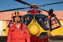 Claude Schahl, pilote d'hélicoptère de la Sécurité civile, et son "Dragon 67" sur la base de Strasbourg-Entzheim, le 26 janvier 2021