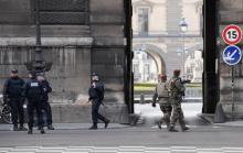 Des policiers et des soldats patrouillent le 3 février 2017 devant le musée du Louvre à Paris après l'attaque de militaires du dispositif Sentinelle