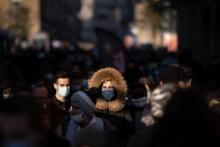 Des gens portent un masque dans la rue, le 9 janvier 2021 à Rennes