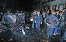 Des pompiers, le 3 octobre 1980 à Paris, autour de véhicules détruits par l'attentat visant la synagogue de la rue Copernic