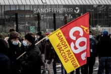 Des salariés du site Sanofi Pasteur manifestent contre la suppression de postes, le 19 janvier 2021 à Marcy-l'Etoile, près de Lyon