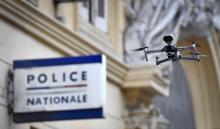 Un drone de la police en vol devant un commissariat de Marseille, le 24 mars 2020