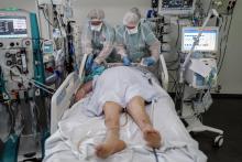 Un patient atteint du Covid-19 dans le service de réanimation de l'hôpital de Colmar, le 22 janvier 2021