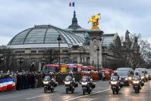 Les dépouilles de trois soldats français tués au Mali sur le pont Alexandre III à Paris, le 4 janvier 2021