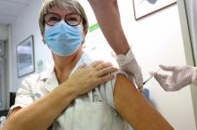 Une soignante se fait vacciner contre le Covid-19 à l'hôpital Vaugirard de Paris, le 6 janvier 2021