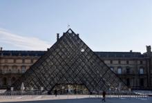 Le musée du Louvre et sa pyramide, créée par l'artiste Ieok Ming Pei, privés de leurs visiteurs en raison de l'épidémie de coronavirus, à Paris, le 6 novembre 2020