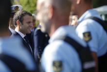 Emmanuel Macron rend visite aux soldats de la base navale de l'Ile Longue près de Brest, le 4 juillet 2017.
