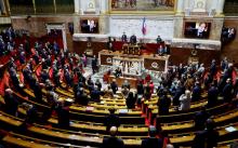 Les députés français rendent hommage à l'ancien président Valéry Giscard d'Estaing lors d'une séance de questions au gouvernement à l'Assemblée nationale à Paris, le 8 décembre 2020