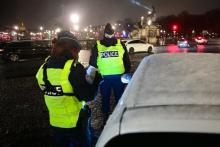 Des policiers procèdent à des contrôles routiers le soir du couvre-feu national à 18H00, le 16 janvier 2021 à Paris