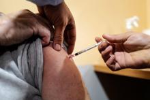 Un homme se fait vacciner contre le Covid-19 à Nice, le 11 janvier 2021