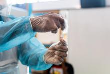 Un technicien manipule un test PCR à l'aéroport des Abymes en Guadeloupe, le 23 septembre 2020