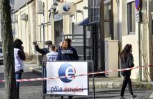 Des policiers et des membres des services de secours devant une agence Pôle Emploi où une conseillère a été tuée, le 28 janvier 2021 à Valence