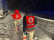 La Croix-Rouge va assister des automobilistes bloqués sur l'A40, le 13 janvier 2021 à hauteur de Bellegarde-sur-Valserine