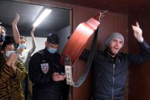 Un policier bloque l'entrée d'un théâtre, le 30 janvier 2021 à Avignon