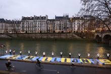 Un militant écologiste participe à une action le 14 janvier 2021 à Paris pour attirer l'attention sur le procès intenté à l'Etat par plusieurs ONG