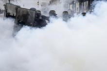 Des membres des forces de l'ordre dans un nuage de lacrymogène lors d'une manifestation contre la proposition de loi sécurité globale, le 16 janvier 2021 à Nantes
