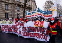 Les manifestants, s'érigeant en "66 millions de procureurs anti-licenciement", réclament à Paris le 23 janvier 2021, la fin des plans sociaux