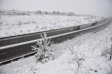 Importante couche de neige sur la route à Angevillers (est de la France), le 14 janvier 2021