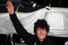 Le skipper français Jean Le Cam célèbre son arrivée aux Sables d'Olonne après plus de 80 jours de course dans le vendée Golbe, le 29 janvier 2021