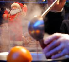Boisson typique des marchés de Noël et des séjours au ski, le vin chaud joue les prolongations à Paris pour faire oublier la fermeture des bistrots et des terrasses