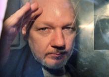 Julian Assange, fondateur de Wikileaks, à travers la fenêtre d'une camionnette de police à Londres le 1er mai 2019