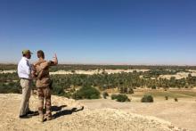 Le Premier ministre français Jean Castex discute avec un soldat français déployé à Faya-Largeau, au Tchad, le 1er janvier 2021.
