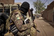 Un soldat de l'armée malienne en patrouille entre Mopti et Djenne, dans le centre du Mali, le 28 février 2020