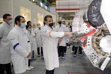 Le président français Emmanuel Macron, en visite sur le site d'ArianeGroup qui fabrique les moteurs du lanceur européen, le 12 janvier, à Vernon, dans l'Eure.