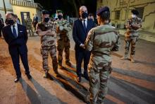 Le Premier ministre Jean Castex rencontre des soldats de la force Barkhane à N'Djamena, le 31 décembre 2020