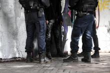 Un jeune contrôlé par trois policiers à Sarcelles dans le Val-d'Oise, le 3 février 2021